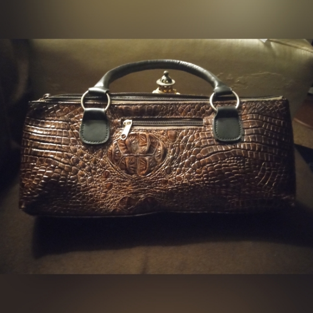 Alligator style thermal insulated purse